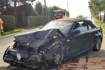 19-jarige bestuurster naar ziekenhuis na aanrijding tussen twee BMW’s