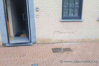 Barst in gevel nadat Mercedes in achteruit vertrekt