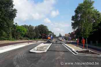 Lading asfalt voor Hemiksemse straten, Bredestraat is klaar op 9 september