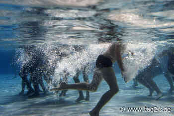 Jugendliche überklettern Stahlzaun für nächtlichen Schwimmbadbesuch in Steinfeld: Krankenwagen muss anrücken - TAG24