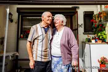 Marcel laat op zijn 93ste zonnepanelen plaatsen: “Terugverdienen? Wij dragen ons steentje bij voor de aarde”