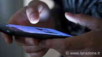 Si spoglia in strada a Prato, il video è subito virale - LA NAZIONE