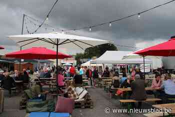 Uitgestelde Brussegem kermis brengt gezellige drukte op de been - Het Nieuwsblad