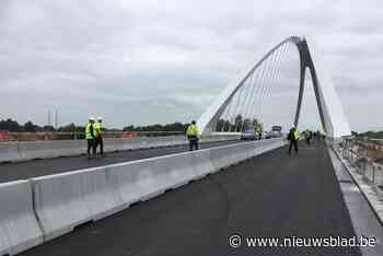 Draagkracht nieuwe kanaalbrug in Beringen getest, vrijdag open voor alle verkeer