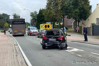 Wagen rijdt in op stilstaande voorligger die fietser laat oversteken: drie lichtgewonden - Gazet van Antwerpen