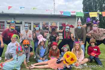 Leerlingen De Regenboog trekken gekste hoofddeksel aan