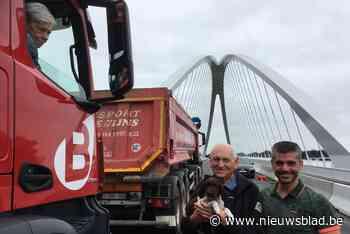 Mathias gaat na 52 jaar op pensioen, en krijgt pup van werkgever