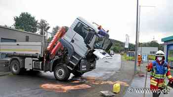 Netphen: Geplatzter Schlauch an Lkw verursacht lange Ölspur - Westfalenpost