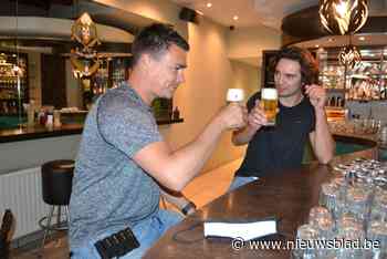 Hoewel het weer mag, blijft toog van café Plaza tamelijk leeg