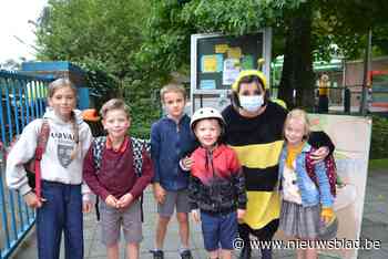 Jij hoort erBIJ-mascotte verwelkomt leerlingen in De Schans