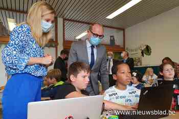 Minister komt zelf laptops brengen op eerste schooldag: “Plezanter om zo les te volgen” - Het Nieuwsblad