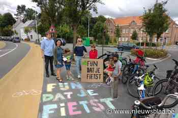 Fietsers worden aangemoedigd (Laarne) - Het Nieuwsblad