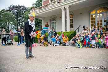 Ridders en jonkvrouwen bevolken kasteel Wallemote op eerste schooldag - Het Nieuwsblad
