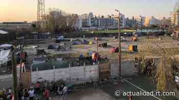 Tensión en Buenos Aires: cómo decenas de familias vulnerables resisten en un terreno ocupado mientras la... - RT en Español