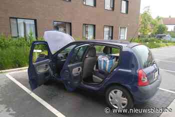 Sigaret zet auto in brand op parking rusthuis