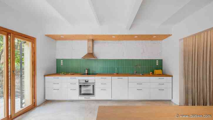 SAU Taller d'Arquitectura opens up narrow interior during Spanish home renovation