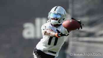 Raiders' Derek Carr letting young WRs group 'go make plays'