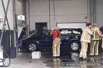 Klant geeft gas in carwash en botst tegen muur, die een uur later gedeeltelijk instort