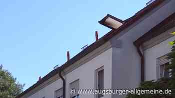 Feuerwehreinsatz in Kriegshaber: Schwarzer Rauch dringt aus Dachfenster