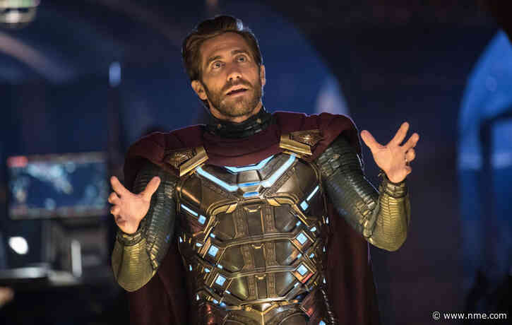 Jake Gyllenhaal trolls Mysterio cosplayer in Venice