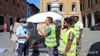 Prato: faccia a faccia tra il sindacalista e il vigile urbano che ha fatto la multa agli operai licenziati - Il Tirreno