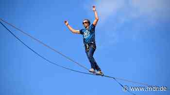 Slackliner steigen Kulturhauptstadt Chemnitz mit Spanngurten aufs Dach - MDR