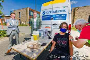 Mobiel vaccinatieteam schakelt versnelling hoger: “We vaccineren zelfs naast een kippenkraam”