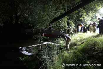 Bestuurder rijdt achteruit in plaats van vooruit: auto belandt in het water