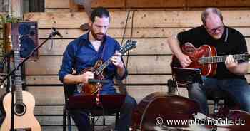 Bach in der Beach-Bar: Außergewöhnliches Mandolinen-Konzert im Hafen 49 - Mannheim - Rheinpfalz.de