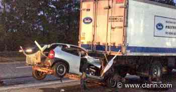 Impactante choque en la autopista Buenos Aires-La Plata: se incrustó debajo de un camión y resultó ilesa - Clarín