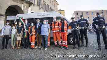 Modena. Nuovo pulmino alla Croce Blu «Il loro impegno va premiato» - La Gazzetta di Modena