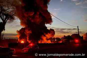 Vídeo: Bombeiros combatem incêndio em fábrica de Xaxim - Jornal de Pomerode