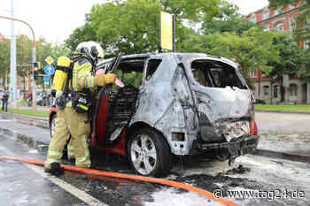 Dresden: Renault fängt plötzlich Feuer und brennt vollständig aus - TAG24