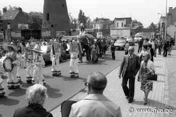 BLIJVEN PLAKKEN. Olifantenparade en de sinterklaasstoeten le... (Ekeren) - Gazet van Antwerpen Mobile - Gazet van Antwerpen