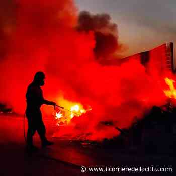 Ardea, ancora un grosso incendio a ridosso di Castrum Inui: bruciati cumuli di rifiuti (FOTO) - Il Corriere della Città
