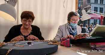 Kantklossen, borduren en zeefdrukken op de Vrijdagmarkt | Antwerpen | hln.be - Het Laatste Nieuws