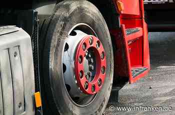 Abenteuerliche Rad-Montage auf A70: Lkw-Fahrer montiert Reifen und Felge falsch herum