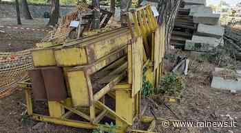 Rifiuti speciali abbandonati in pineta vicino la stazione di Putignano - TGR Puglia - TGR – Rai