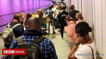 Heathrow criticises Border Force for 'unacceptable' queues
