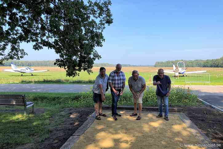 Vliegclub legt petanquebaan aan voor de leden
