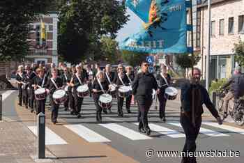 Muzikanten De Kempenzonen houden marsoptocht