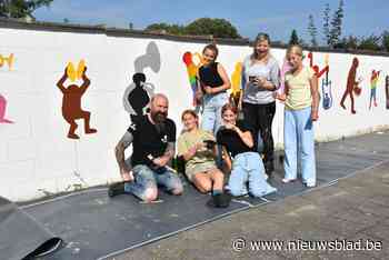 Keith Haring, Kamagurka en antiracisme: jongeren maken muurschildering voor harmonie Sint-Cecilia