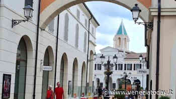 Razzia agli outlet, dopo Noventa colpiscono a Silea: furto di abiti per mille euro - VeneziaToday