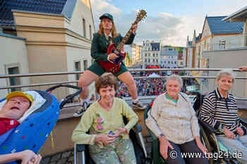 Chemnitz: Nach Zwangspause in Neuseeland - Sächsische AC/DC-Sängerin rockt Pflegeheim - TAG24