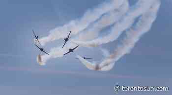 Thousands take in Toronto air show - Toronto Sun