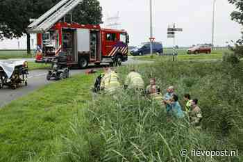 Hulpdiensten halen bestuurder scootmobiel uit diepe greppel - flevopost.nl