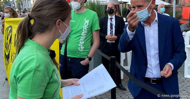 Volkswagen CEO: smart cars, not e-cars, are 'gamechanger' - Reuters