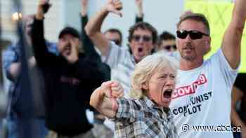 Trudeau met by angry protesters in Newmarket, Ont.