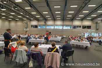 Een sporthal vol jubilerende bruidsparen - Het Nieuwsblad