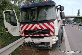 Vrachtwagen tegen de vangrails op E313 in Beringen - Het Belang van Limburg